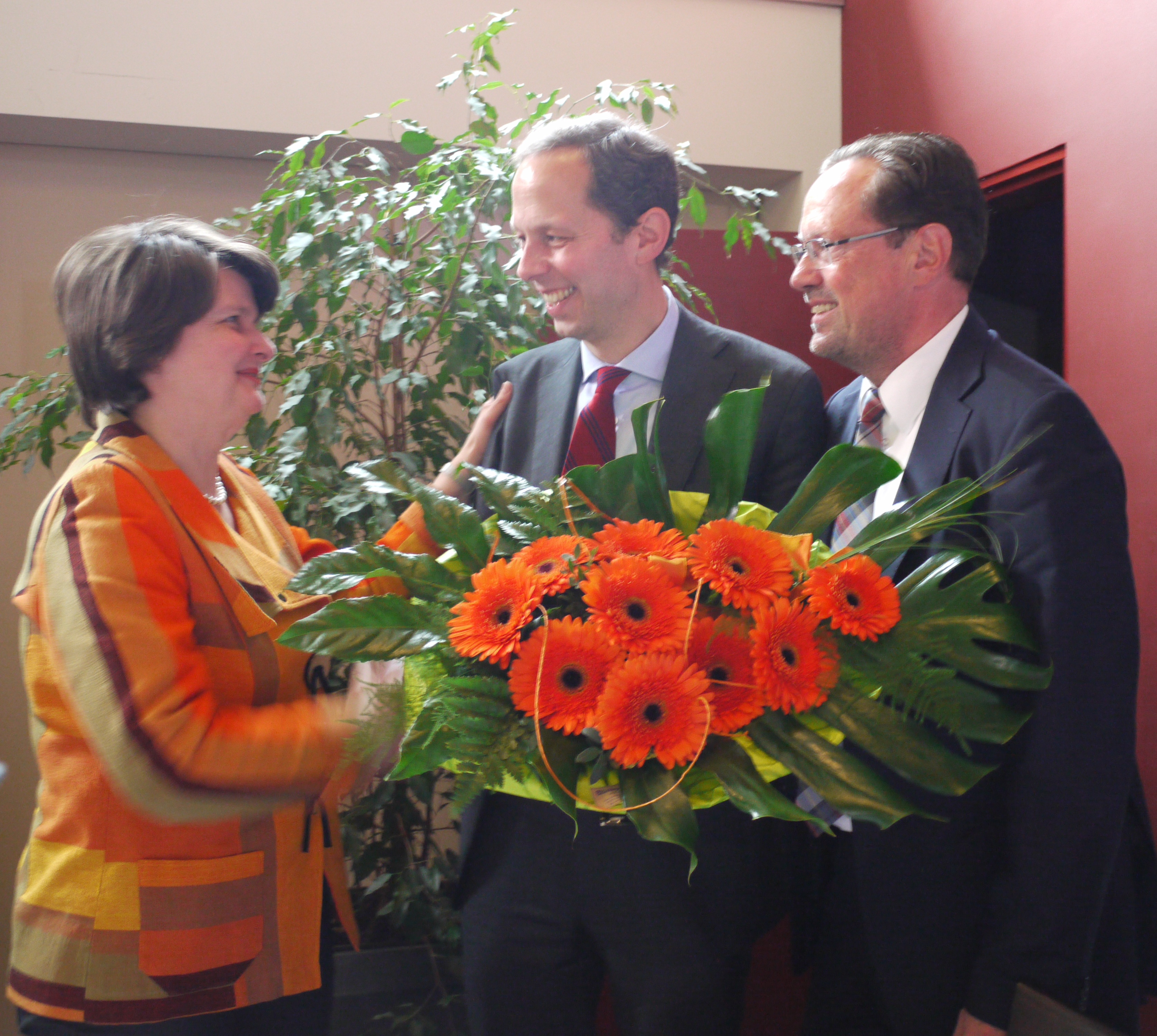CDU-Bezirksvorsitzende Dr. Maria Flachsbarth MdB und der CDU-Kreisvorsitzender Dirk Toepffer MdL gratulieren Dr. Hendrik Hoppenstedt MdB (mi.) mit einem Blumenstrauß.